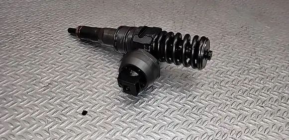 Volkswagen Touran I Fuel injector 038130073AG