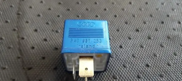 Volkswagen PASSAT B5.5 Other relay 8A0951253 899587