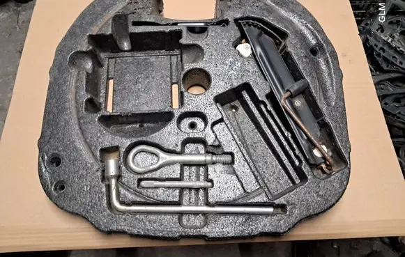 Mercedes-Benz SLK R171 Tool set A1716840537