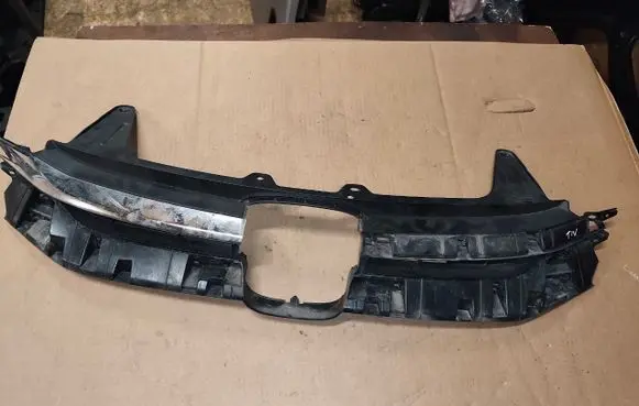 Honda CR-V Front bumper upper radiator grill 71120T1VE010M1