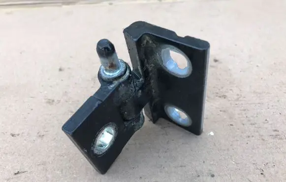 Volvo XC90 Rear door lower hinge