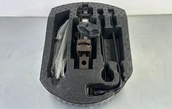 Jeep Grand Cherokee Tool set 68061390AD 68061747AB