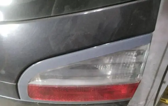 Tailgate rear/tail lights