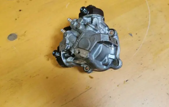 BMW X6 E71 Fuel injection high pressure pump 7805419