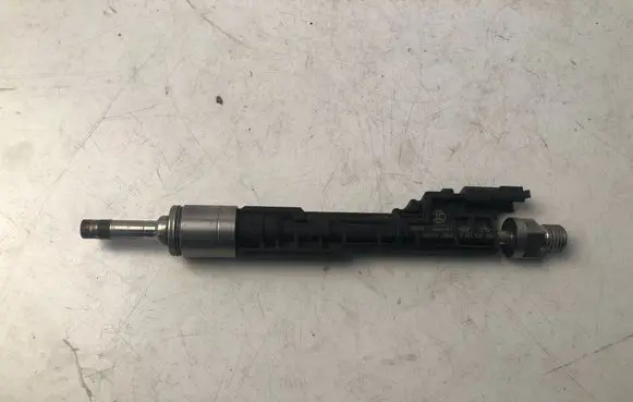 BMW 5 G30 G31 Fuel injector 8638255