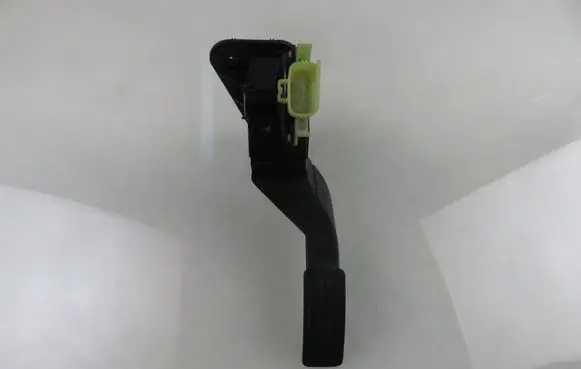 Accelerator throttle pedal