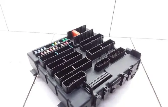 Opel Vectra C Relay mounting block 519162002 13205774