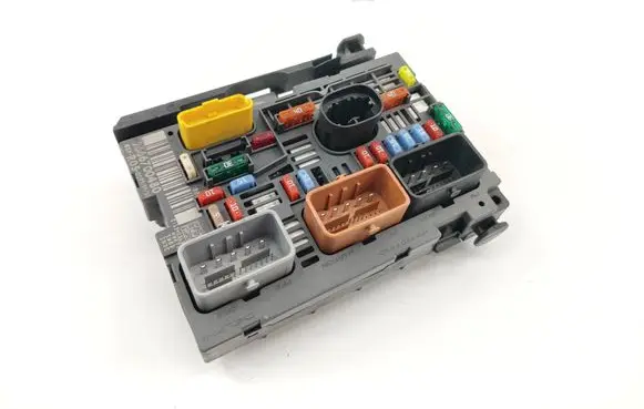Peugeot 308 SW Fuse module 9666700480