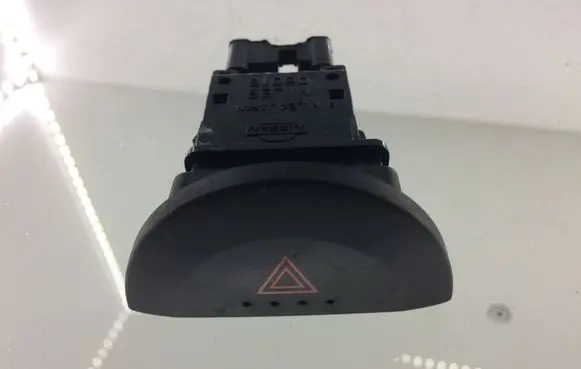 Nissan X-Trail T30 Hazard light switch 06016