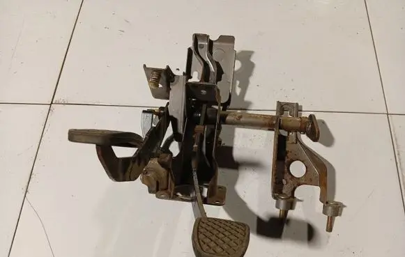 Subaru Legacy Brake pedal 