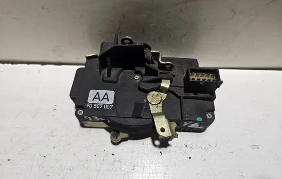 Opel Vectra B Front door lock 90507057