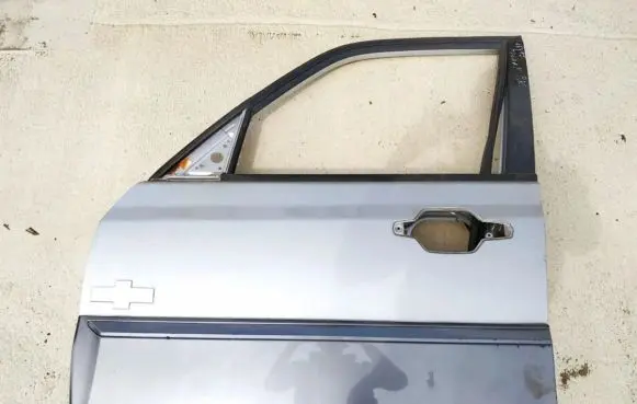 Hyundai Terracan Front door sidabrines