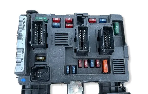 Peugeot 208 I Fuse module 9643498880 T118470003C 13742317