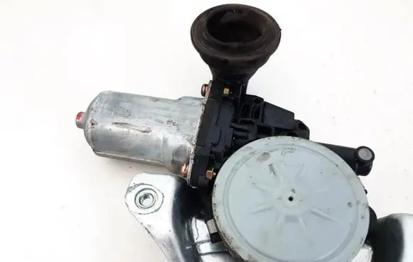 Toyota RAV 4 (XA30) Front door window regulator motor 8572035140