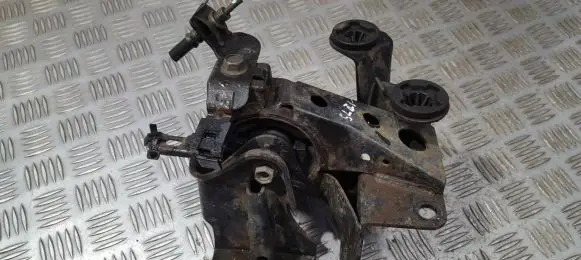Nissan X-Trail T30 Engine mount bracket 11221BH300