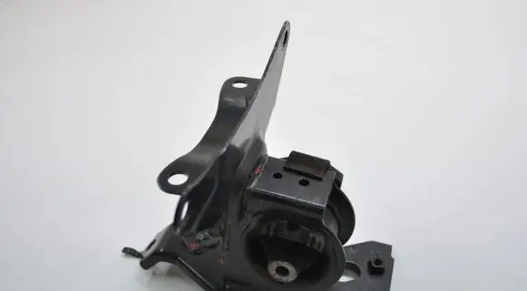 Toyota Yaris Engine mount bracket