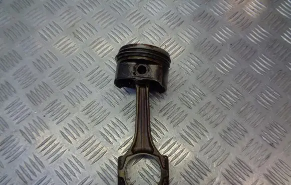 Volkswagen PASSAT B5.5 Piston 