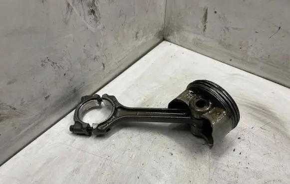 Mitsubishi Colt Piston with connecting rod 47839100