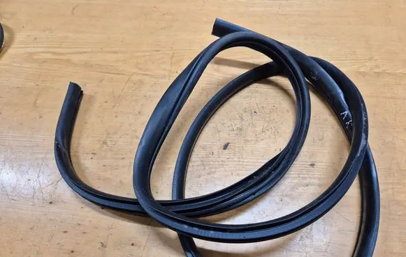 Dodge Nitro Rear door rubber seal (on body) 