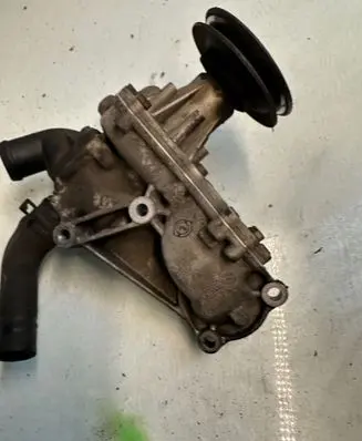 Volkswagen PASSAT B5 Water pump 050121013A