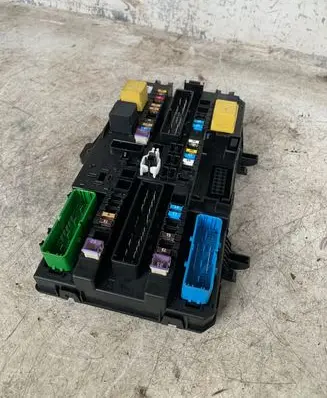 Opel Zafira B Fuse module 13220829