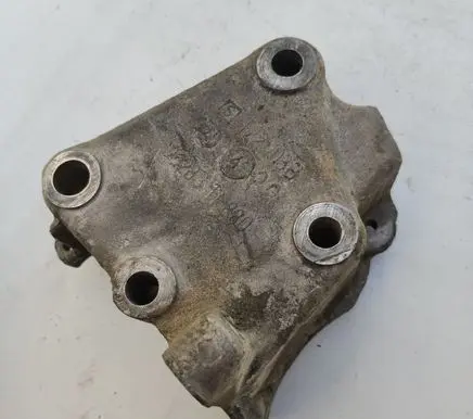 Peugeot 607 Engine mounting bracket
