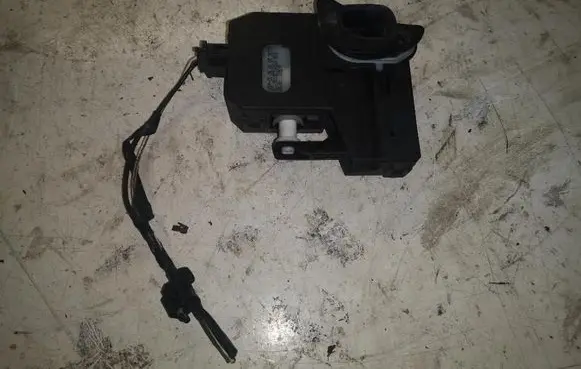 Fuel tank cap lock