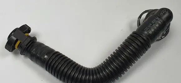 Ford Focus Breather hose/pipe CM5G-6K817-CA