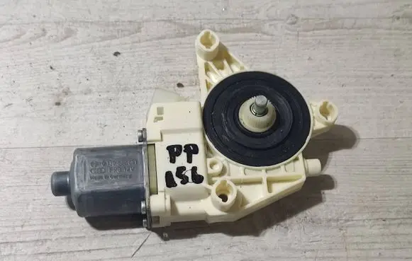 Mercedes-Benz GLA W156 Front door window regulator motor 0130822691