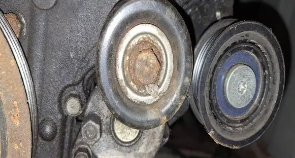Hyundai i30 Generator/alternator belt tensioner 