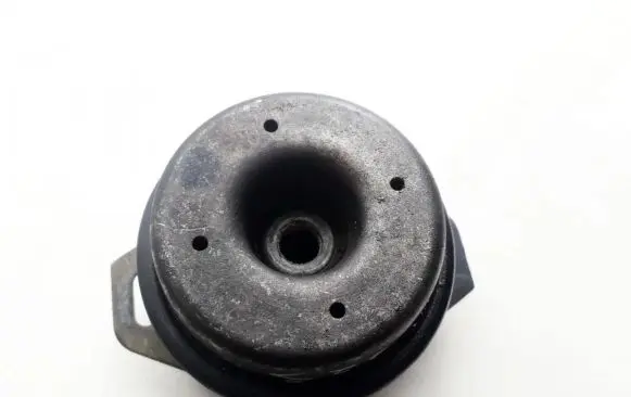 Peugeot 607 Engine mount bracket