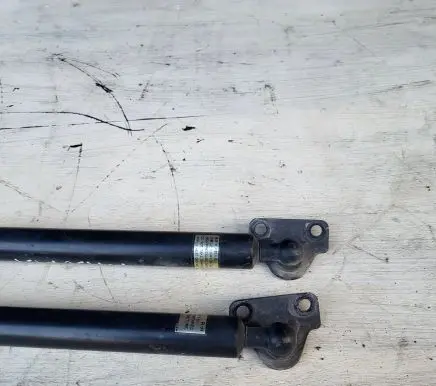 Mitsubishi Grandis Tailgate strut 2E020