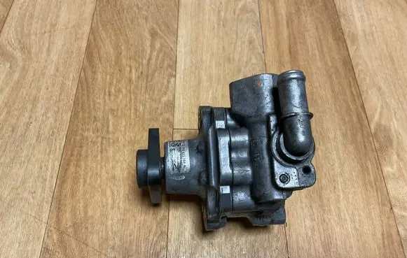 Volkswagen Touareg II Power steering pump 7P6422154A