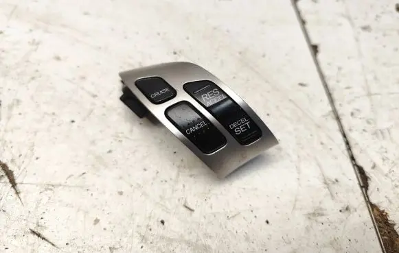 Steering wheel buttons/switches