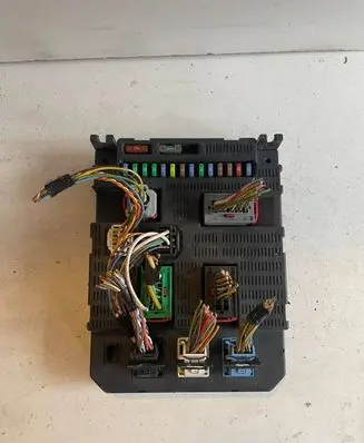 Peugeot 308 Fuse module 9663798180