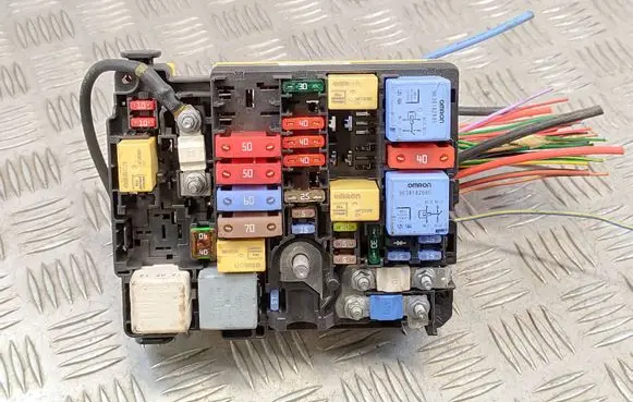 Peugeot 208 Fuse box set 9804848580