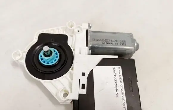 Volkswagen PASSAT CC Front door window regulator motor 3C8959702A