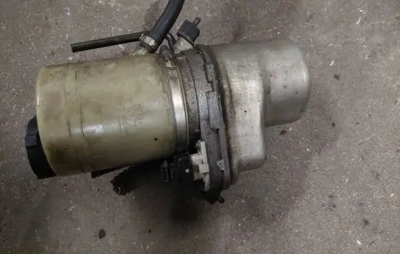 Opel Astra H Power steering pump M14831174FL