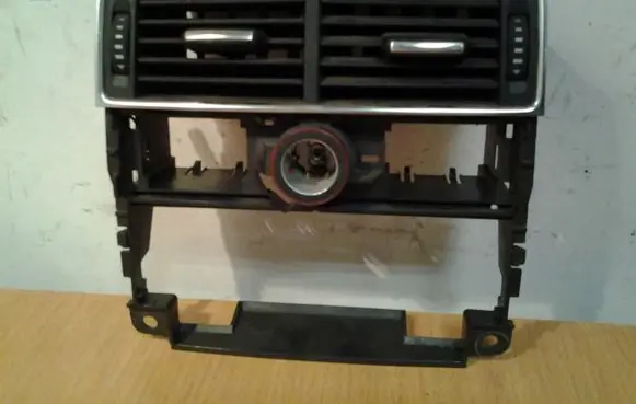 Audi A8 S8 D3 4E Rear air vent grill 4E0819203A