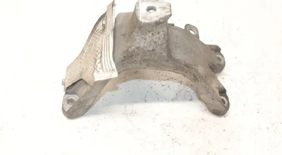 Engine mounting bracket