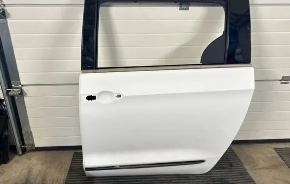 Chrysler Pacifica Side sliding door 