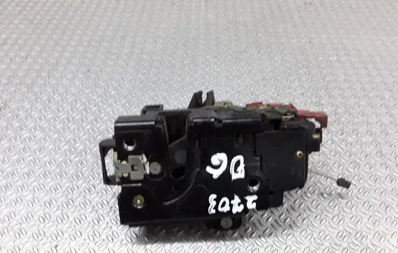 Volkswagen Golf V Rear door lock 7L0839016