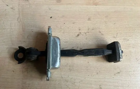 Hyundai i30 Front door check strap stopper