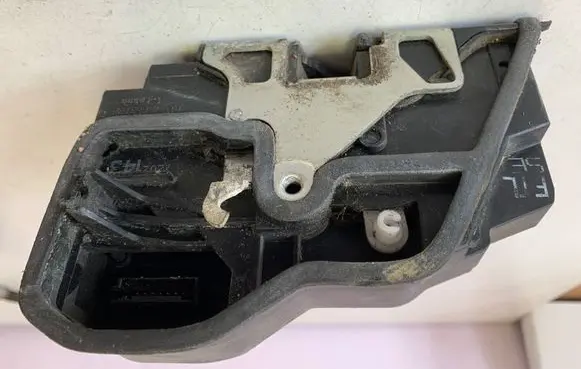 BMW 1 E81 E87 Front door lock 7202143
