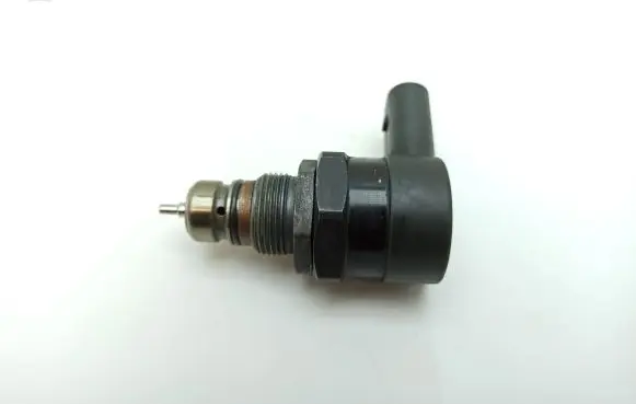 Mercedes-Benz E W211 Fuel pressure regulator A6110780449 0281002494