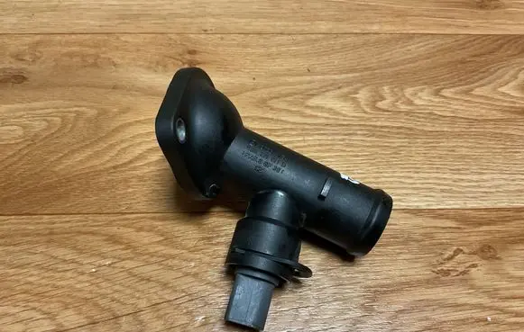 Volkswagen PASSAT B6 Engine coolant pipe/hose 03G121121D