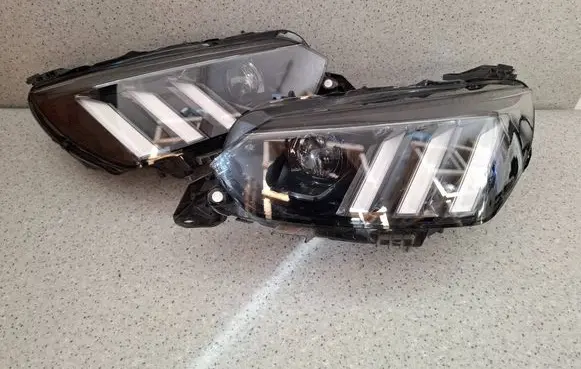 Peugeot 208 II Headlights/headlamps set 9841642080 01HCRPP125 L615791