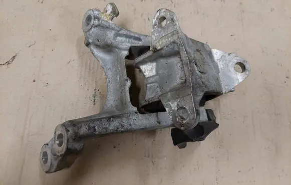 Honda Civic IX Engine mount bracket TA9