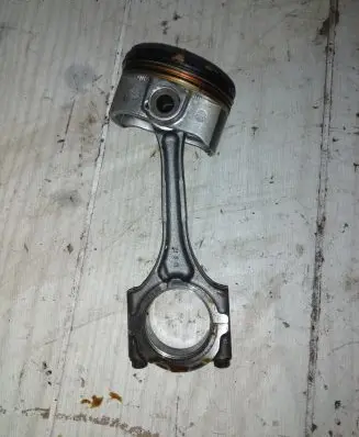 Toyota Prius (XW50) Piston with connecting rod