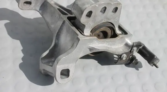 Mazda CX-3 Engine mount bracket 39060